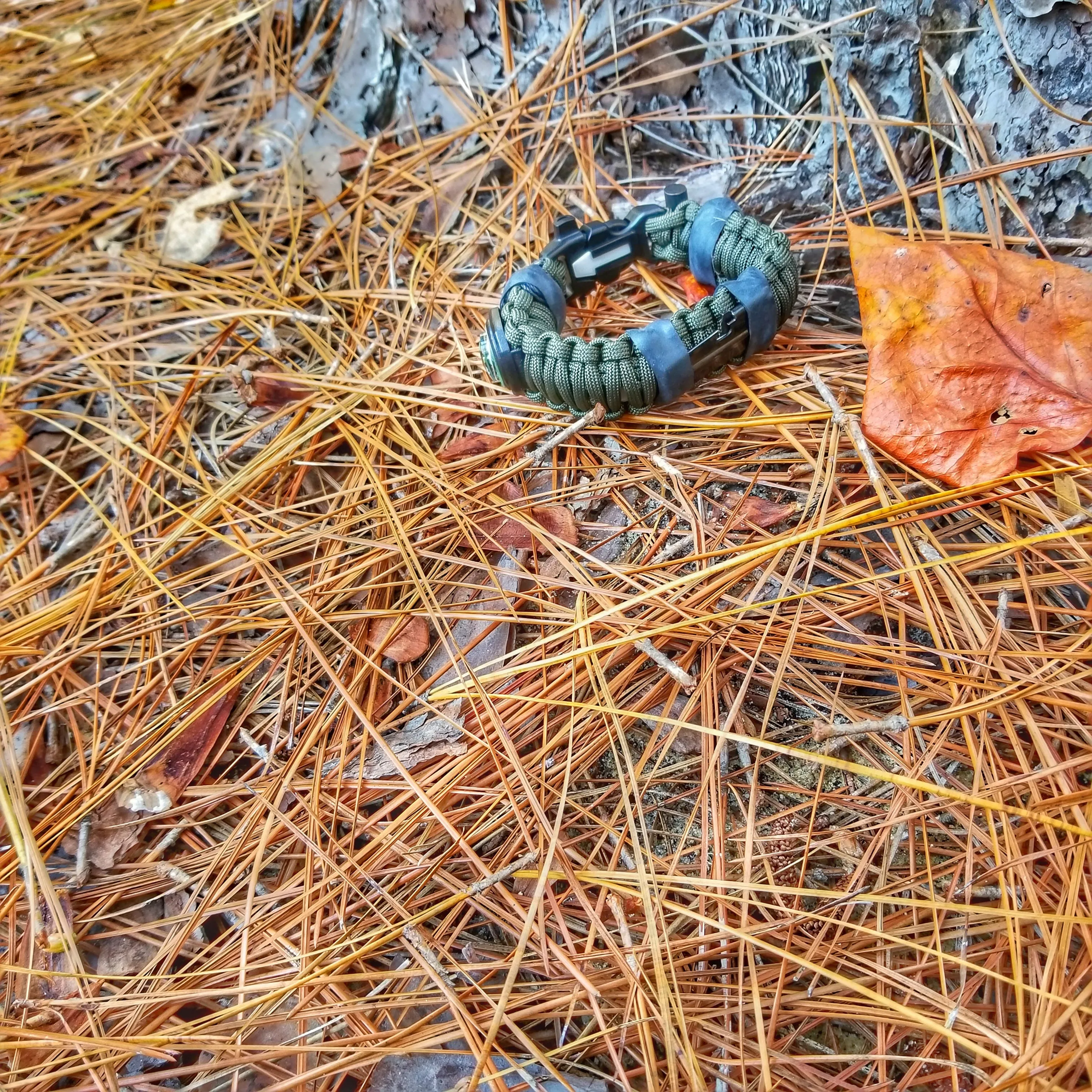 Bug Out Bracelet - Paracord Bracelet, Survive Offgrid with 30 item last ditch effort kit.